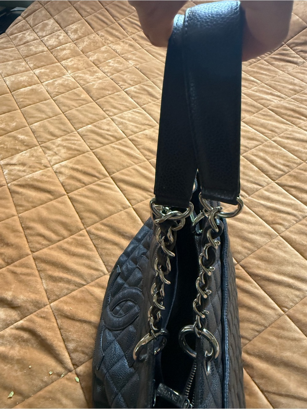 CHANEL Black Quilted Caviar Leather Shoulder Bag with Silver Chain - Picture 6 of 9